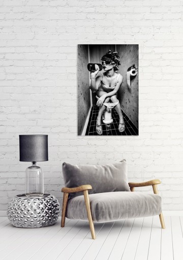 Vrouw drinken op de wc in sfeerbeeld 7000822s